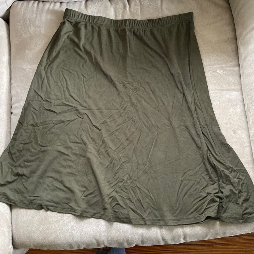 Elastic waistband Flowy skirt. Like new. No stains or marks.